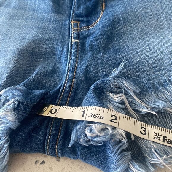 Hollister Women’s Short-Shorts Denim Mid Wash Distressed Raw Hem Size 25 - Picture 4 of 10